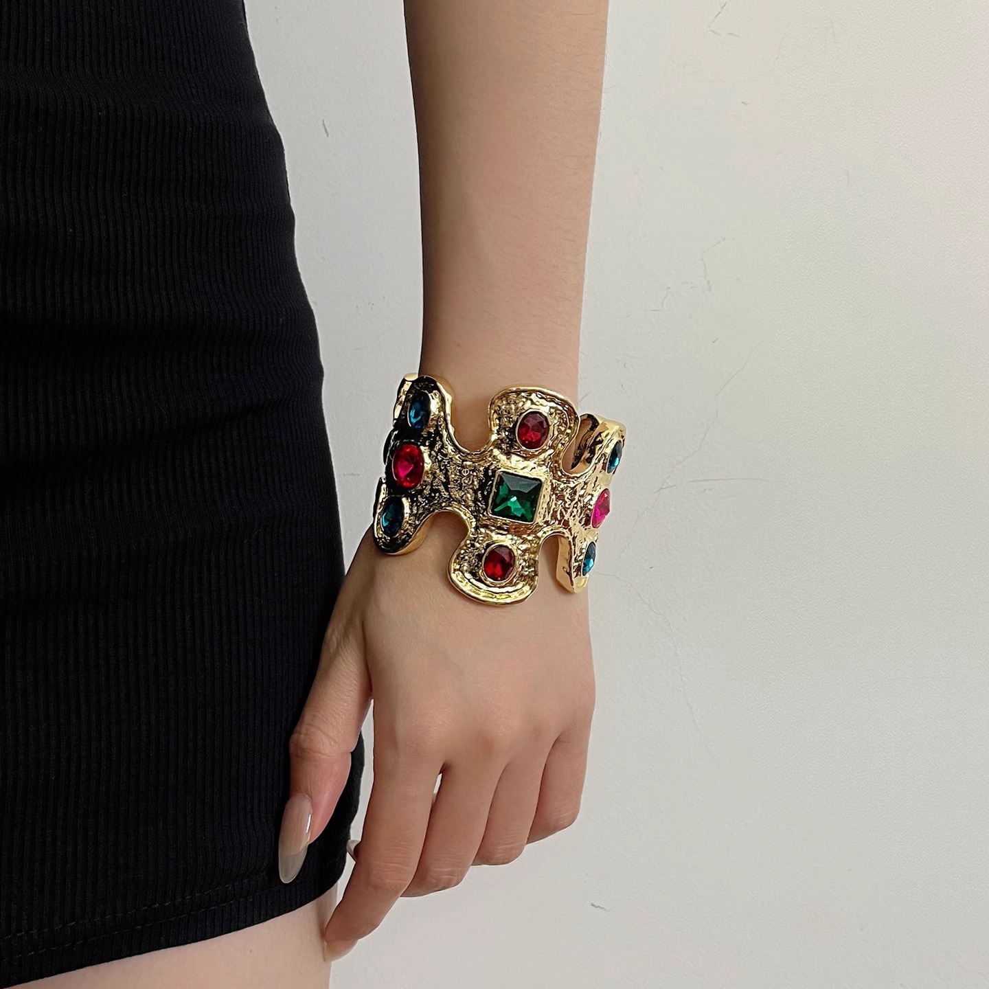 European and American Heavy Industry Geometric Black Gold Gemstone Inlaid Open Wide Version Bracelet Accessible Luxury High-End Retro Palace Style Bracelet