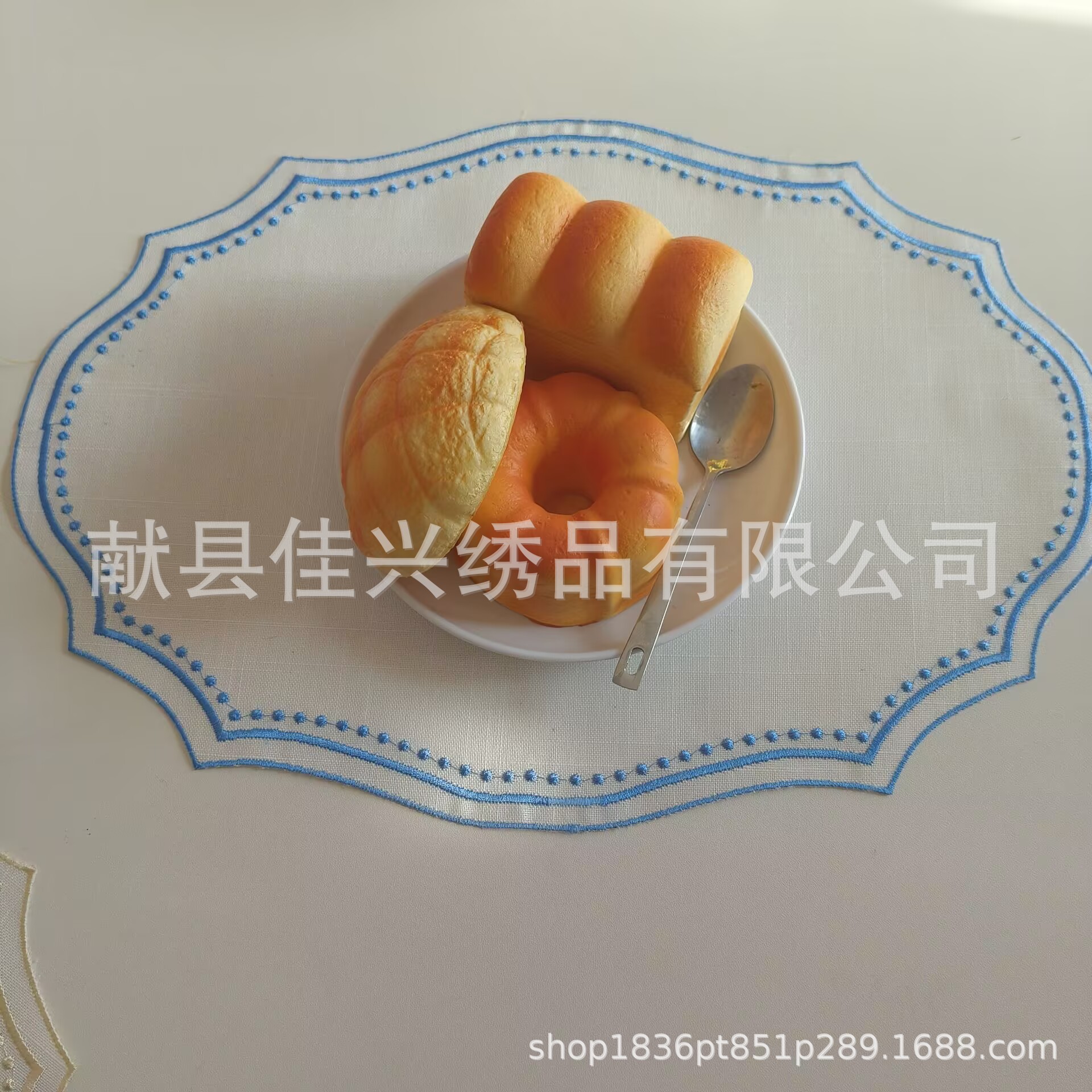Cross-border Hot Sale European-style Insulated Embroidered Placemat Hollow Embroidered Table Runner Plate Cloth Factory Wholesale Christmas Plate Cloth Tablecloth