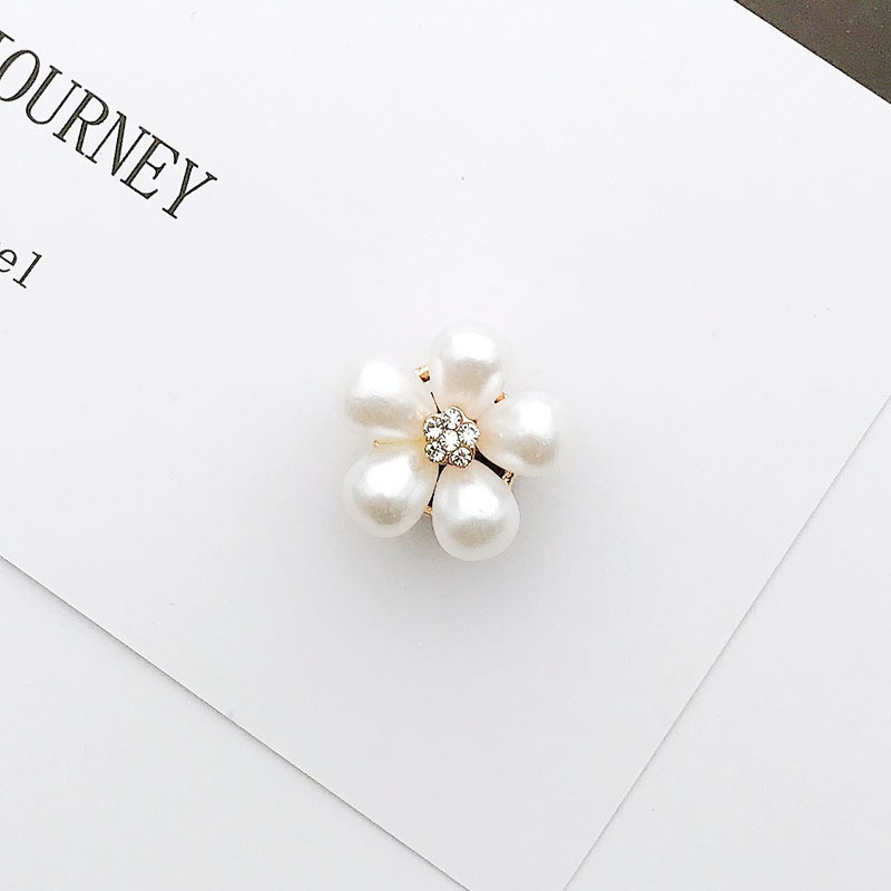 Picture of 2022 Yi Lian New Cave Shoes Accessories Bear Rhinestone Shoe Buckle Accessories Pearl Hanging Chain Slippers I-Buckle