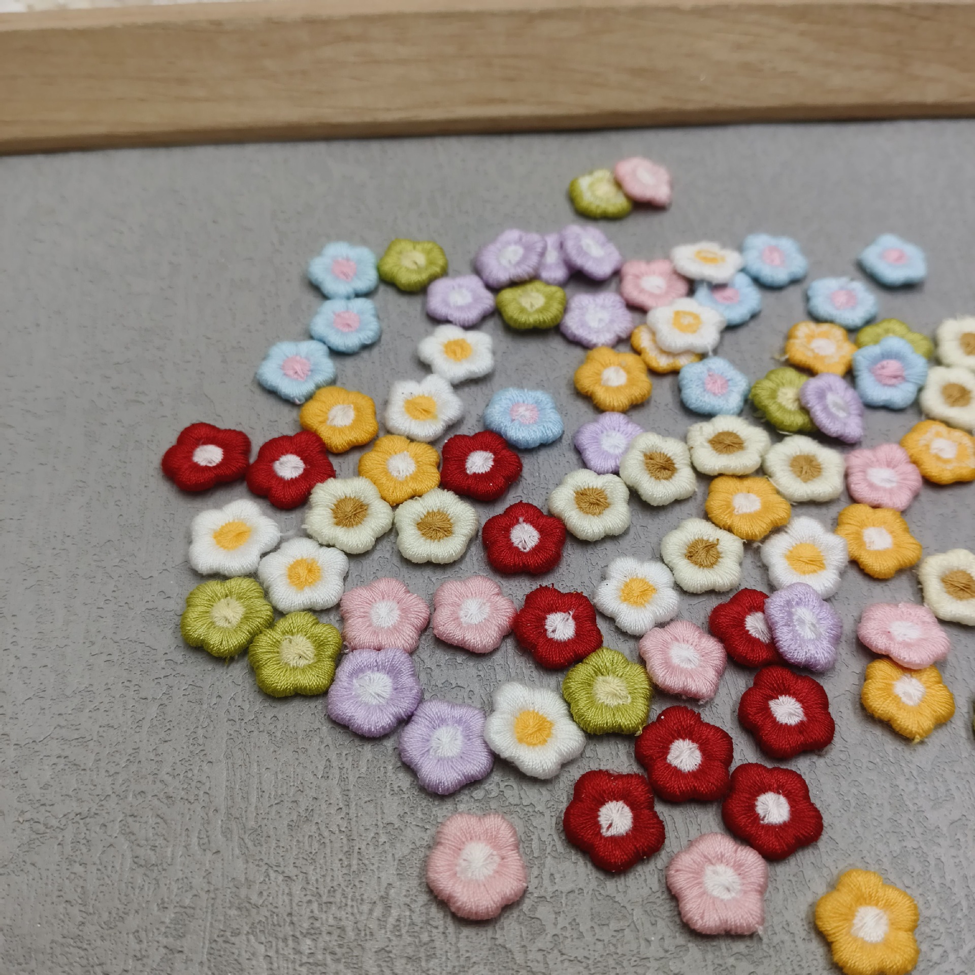 30 Pieces Price B09 Cute Little Woolen Flowers about 1.5cm Other Camisole Summer Multi-Color Optional
