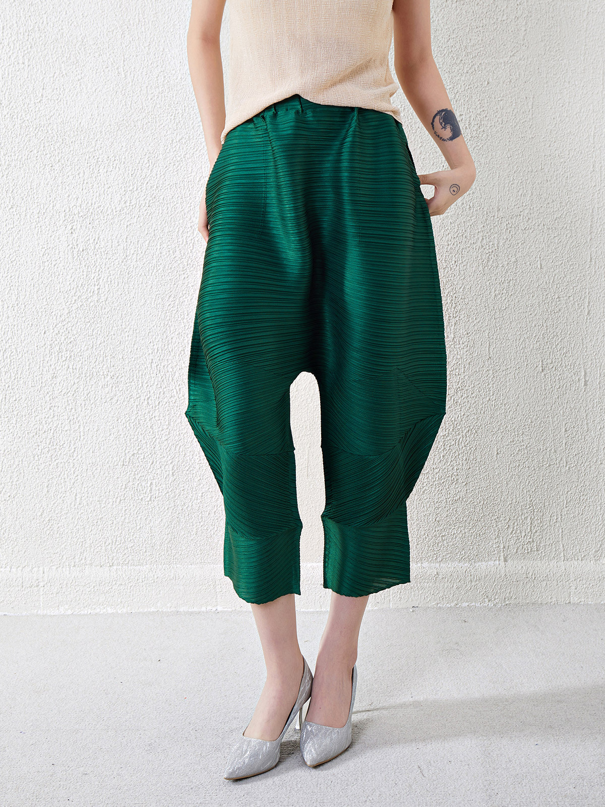 Japanese Style Large Size Loose Three-Quarter Baggy Pants for Women Miyake, Versatile Casual Harem Pants with a Feel, Slimming Look and Thin Casual Pants