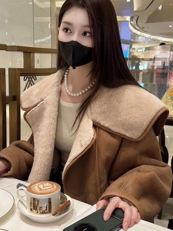 Khaki Fur Integrated Outwear for Women, Autumn and Winter 2023 New Style, Elegant and Unique High-End Short Top