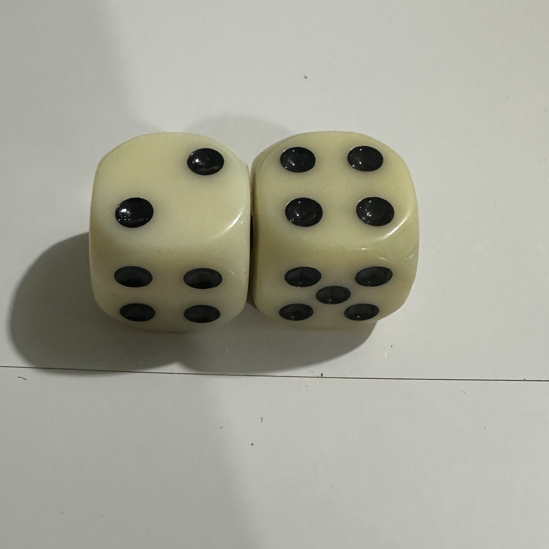 Picture of Yiwu Dege leisure and entertainment supplies 16mm acrylic solid color dice color complete