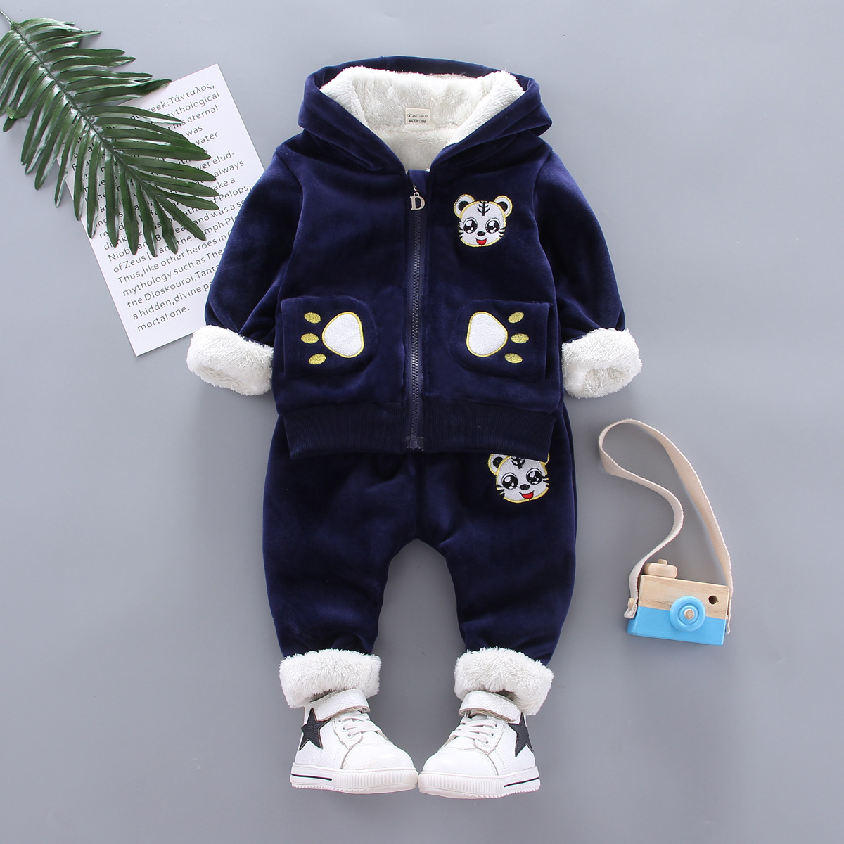 Autumn and winter new children's clothing for boys and girls baby baby children's suit gold mink velvet padded plus velvet winter clothing a generation of hair tide