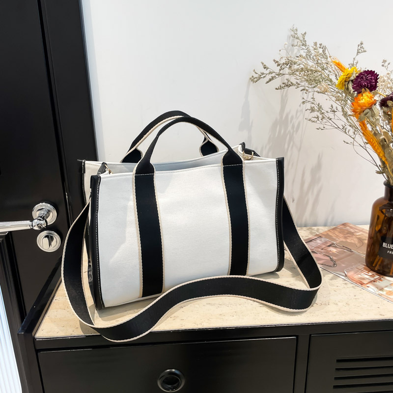 Picture of Niche Design Korean Style Large Capacity Handbag Women's 2024 Winter New Fashion Commuter Shoulder Crossbody Tote Bag