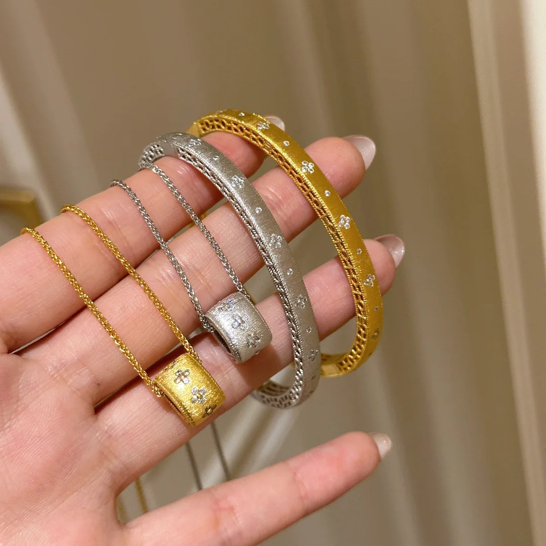 Picture of French Retro Kaleidoscope Four-leaf Clover Bracelet Ins Style High-quality Diamond-studded Four-leaf Clover Pendant High-quality suit