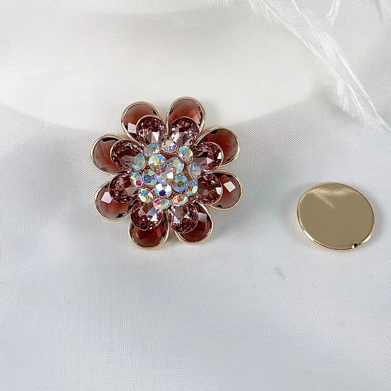 Crystal Flower Magnet Brooch, Anti-Exposure Suit Jacket, Accessible Luxury and High-End Accessories for Women, Does Not Damage Clothing, Magnetic Attraction