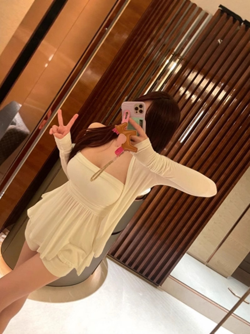 Picture of South Korea's Dongdaemun New Style Thin Slightly See-Through Long-Sleeved Sun Protection Cardigan Jacket Slim Mo Chest Two-Piece Set for Women