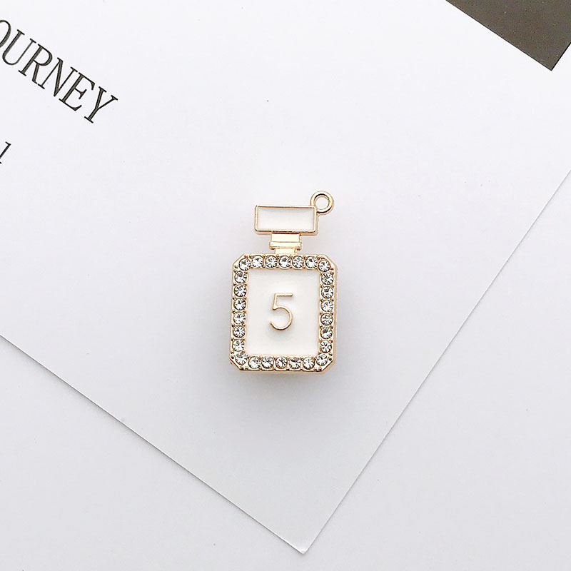 Picture of 2022 Yi Lian New Cave Shoes Accessories Bear Rhinestone Shoe Buckle Accessories Pearl Hanging Chain Slippers I-Buckle