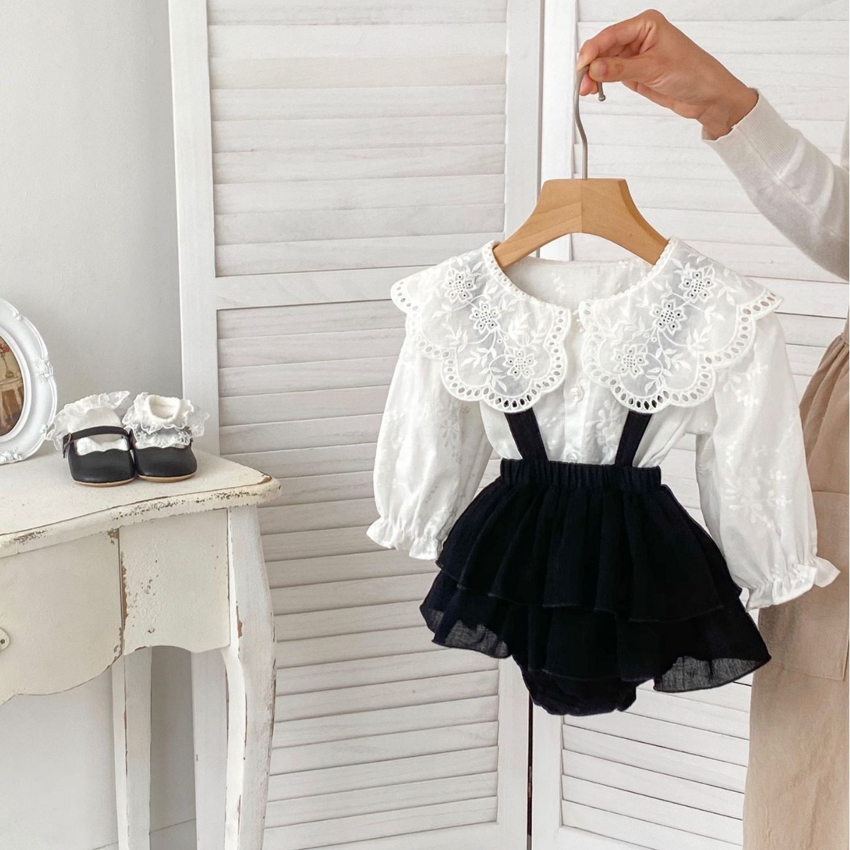 Picture of 2025 New Baby Clothes Spring Korean Style Baby Girl Solid Color Large Lapel Shirt Suspender Bag Pants Two-Piece Set