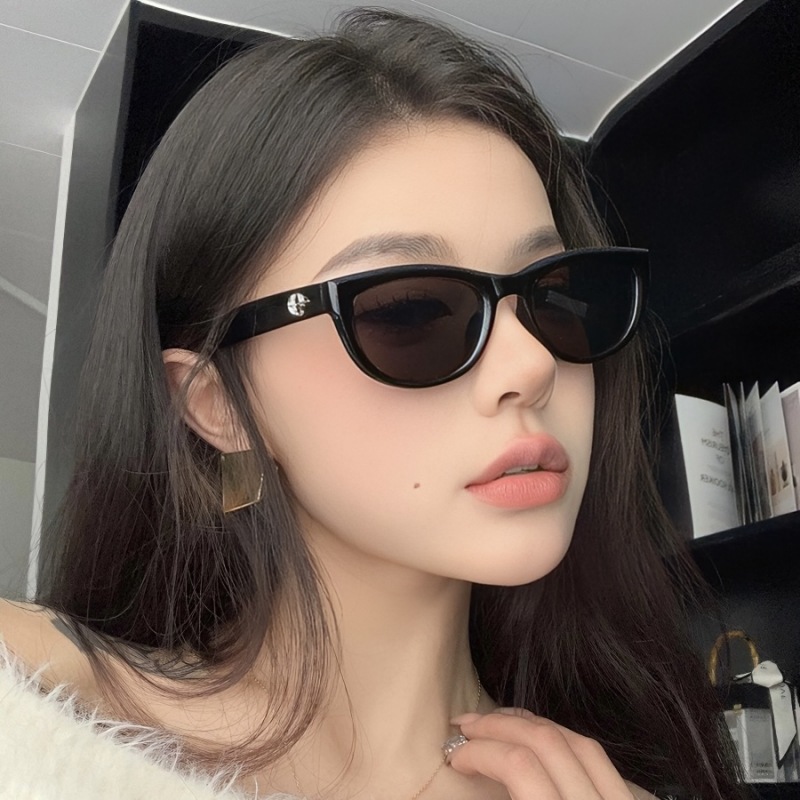 Picture of New sunglasses women's high-end anti-ultraviolet sunglasses men's European and American retro fashion oval small frame high color value