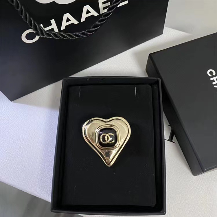 Picture of 2023 Autumn and Winter New High Quality Fragrance c Letter Brooch Retro Antique Chest All-match Simple High-end