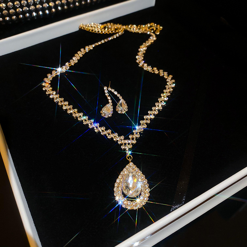 Picture of European and American light luxury high-end zircon jewelry suit necklace niche retro clavicle chain fashion Joker jewelry wholesale