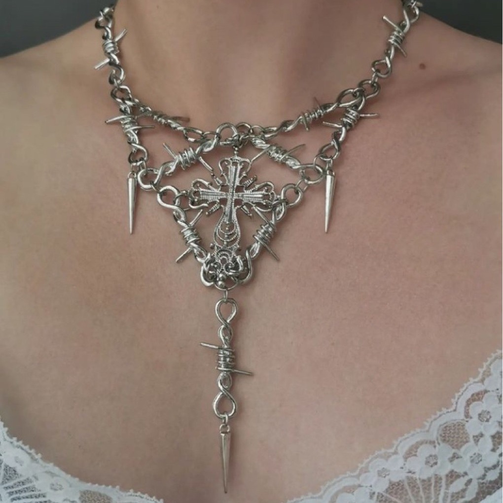 Niche design sense ins Thorn Cross pendant clavicle chain heart Net red Hip Hop disco jumping cold style necklace