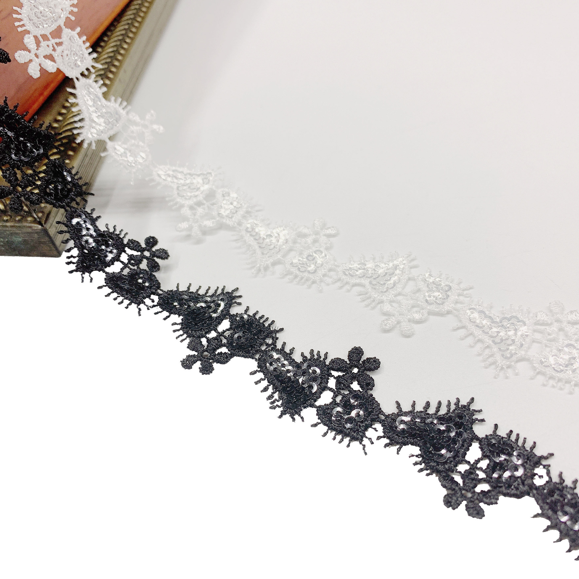 Red Heart Hollow Polyester Silk Water Soluble Distinctive Lace with Embroidered Eyelash Underwear Clothing Lace Beads Barcode Lace