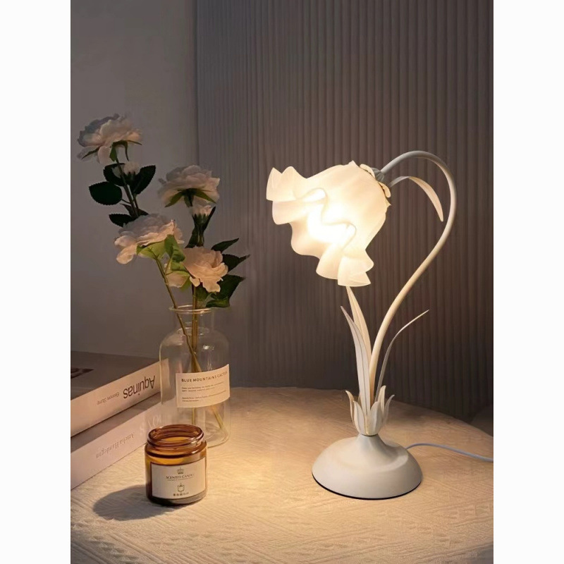 Bedroom bedside lamp Internet celebrity ins style romantic girl pastoral flower led light for rent room decoration atmosphere lamps