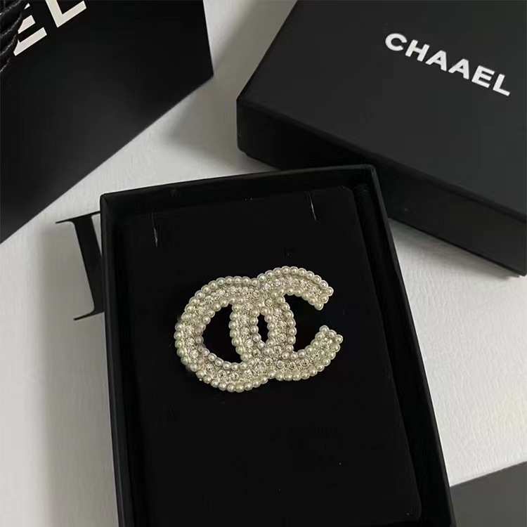 Picture of 2023 Autumn and Winter New High Quality Fragrance c Letter Brooch Retro Antique Chest All-match Simple High-end