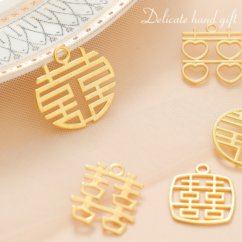 Metal Happy Character Pendant Gift Box Accessories Hanging Mini Pendant Chinese Wedding Candy Box Candy Bag Decorations Round Happy