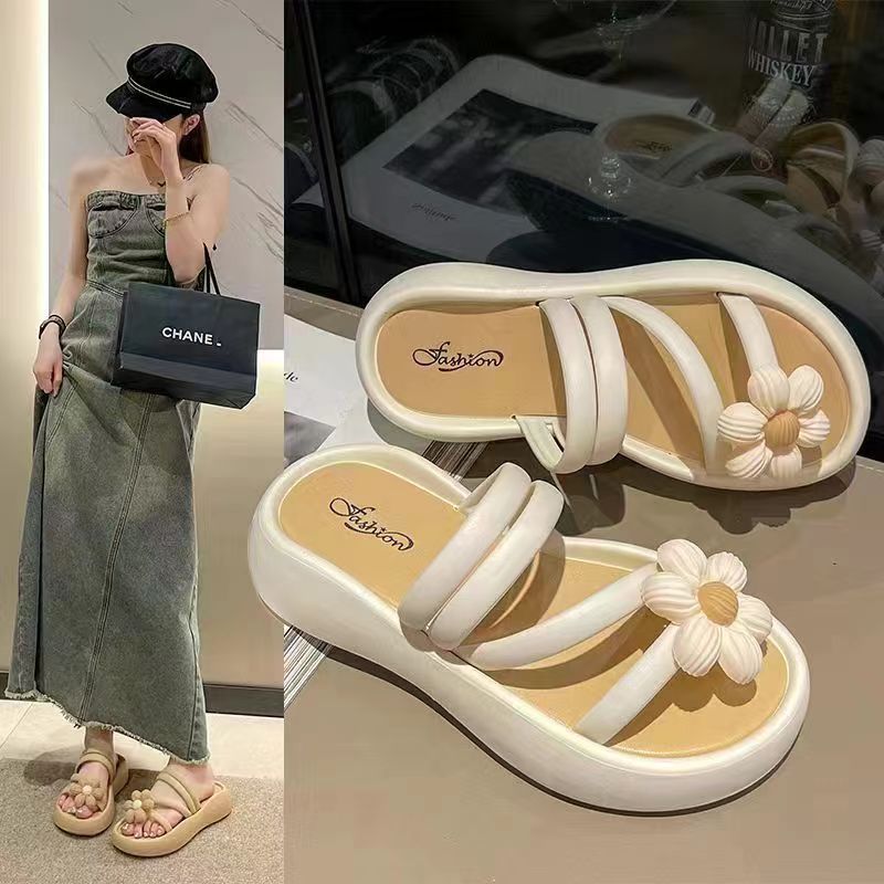 Internet-famous slippers for women's outdoor wear summer French high-end 2024 new holiday beach sandals and slippers thick bottom super hot