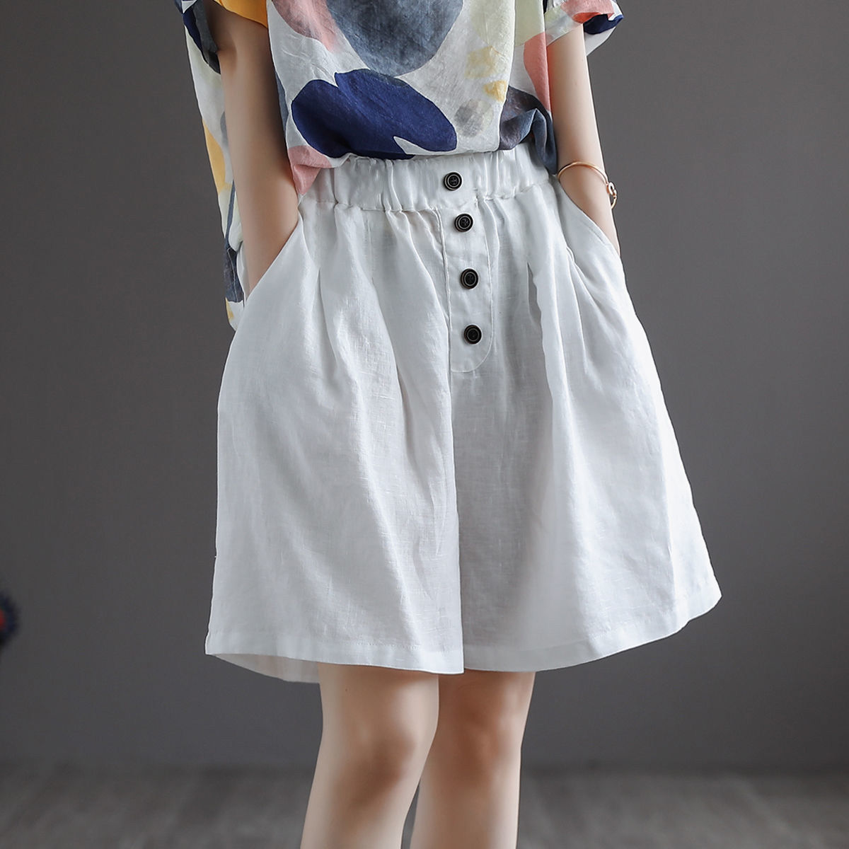 Picture of Vintage Artistic Cotton and Linen Five-point Pants Women's Casual High Waist Slimming Mid-length Pants 2024 New Loose plus size Wide-leg Pants