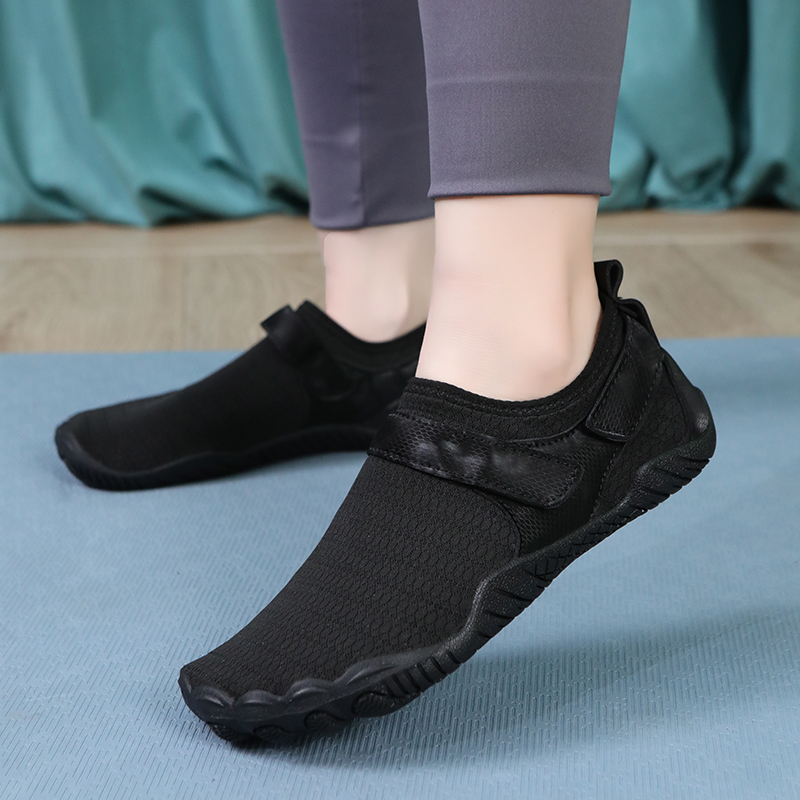 Picture of Indoor Fitness Shoes Men and Women's Shock Absorbing Running Shoes Quiet Rope Skipping Shoes Sports Yoga Shoes Women's Comprehensive Training Shoes