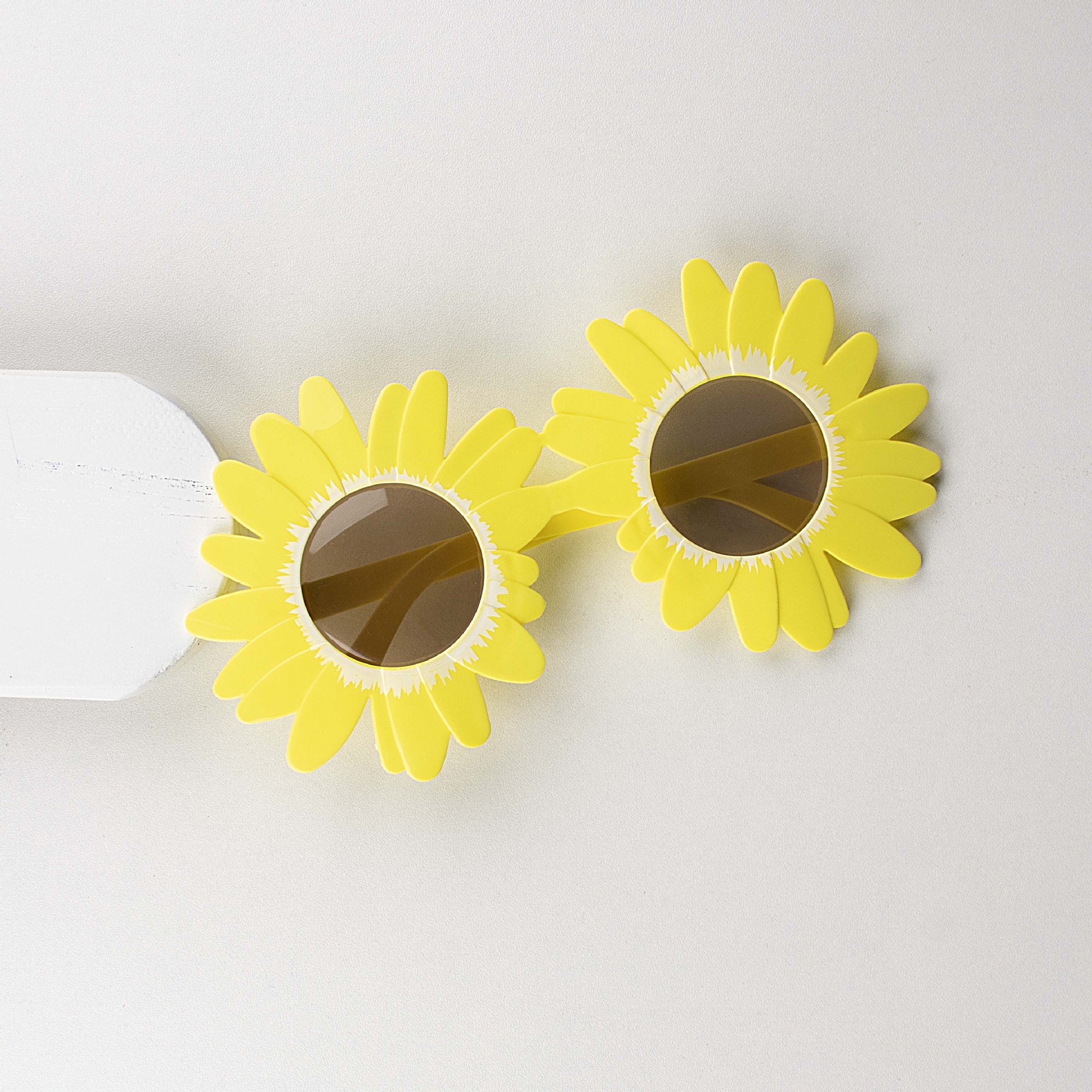 Picture of Decorative glasses party funny props sunflower daisy flower shape photo props plastic shape sunglasses