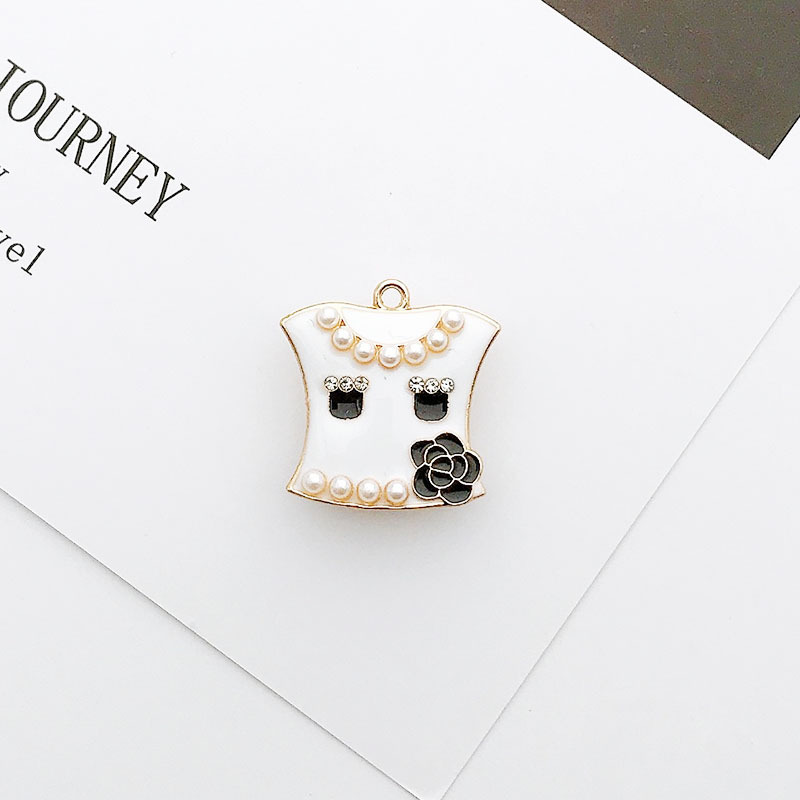 Picture of 2022 Yi Lian New Cave Shoes Accessories Bear Rhinestone Shoe Buckle Accessories Pearl Hanging Chain Slippers I-Buckle