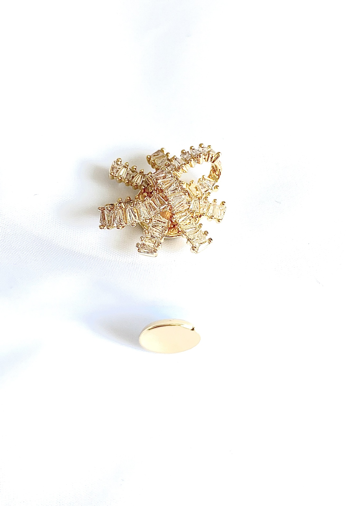 Picture of New Petal Geometric Gradient Zircon Anti-Light Brooch Diamond-Set Shiny All-Match Fashionable Luxury Accessories Women