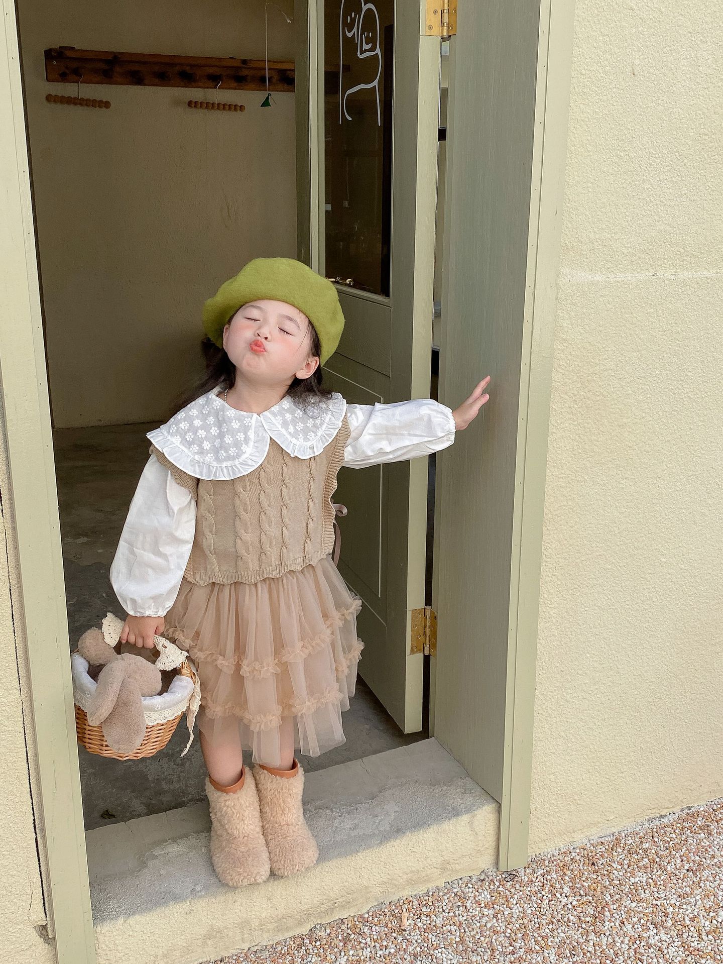 Picture of Girls' Wool Vest 2025 Autumn and Winter New Korean Style Girls' Webbing Knitted Vest Vest Fashionable Baby Vest