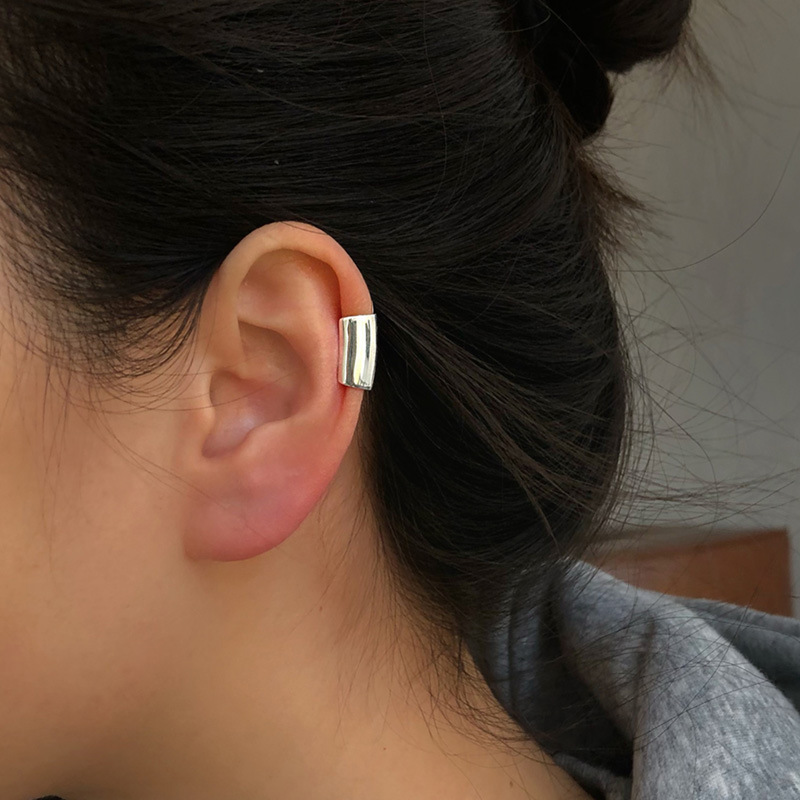 Personalized s925 silver-plated smooth long tube ear clip 2022 new tide personalized niche ear clip without ear hole for women
