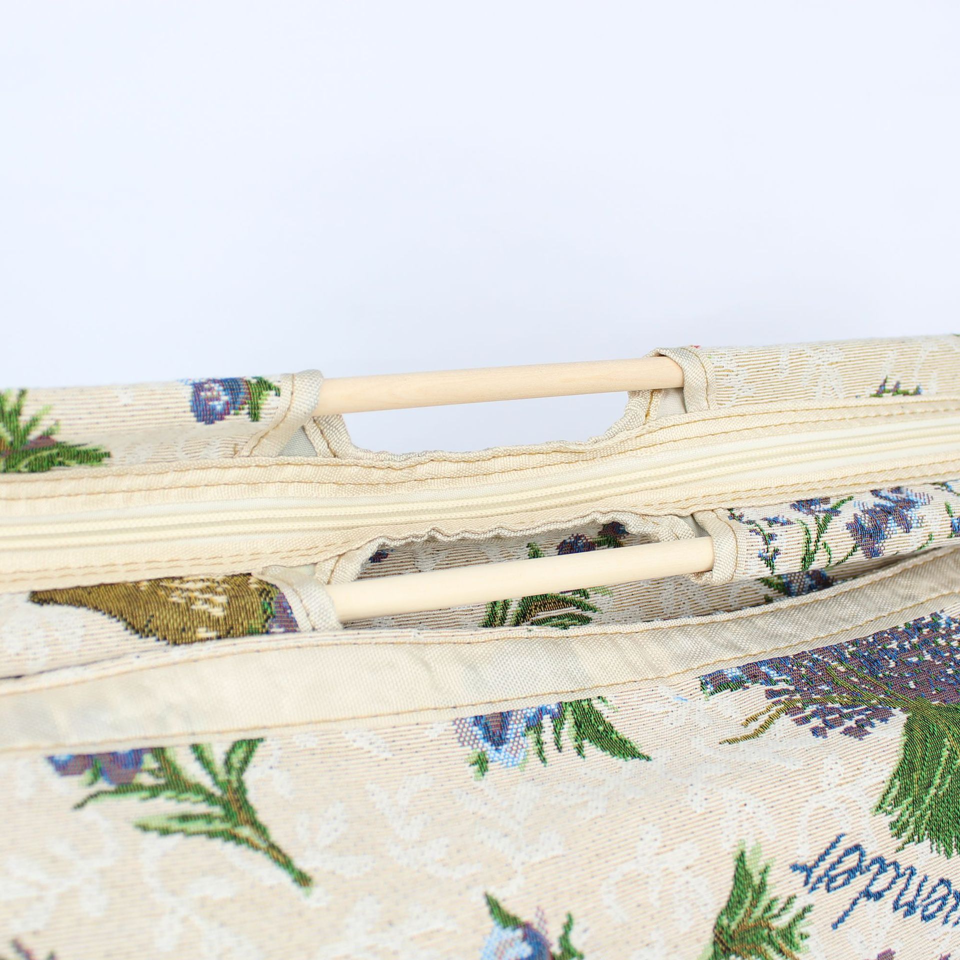 Picture of Cross-Border New Product Knitting Needle Bag Storage Bag with Wooden Handle, European-Style Jacquard Fabric Suitable for Knitting Sweaters, Yarn Balls, and Needlework