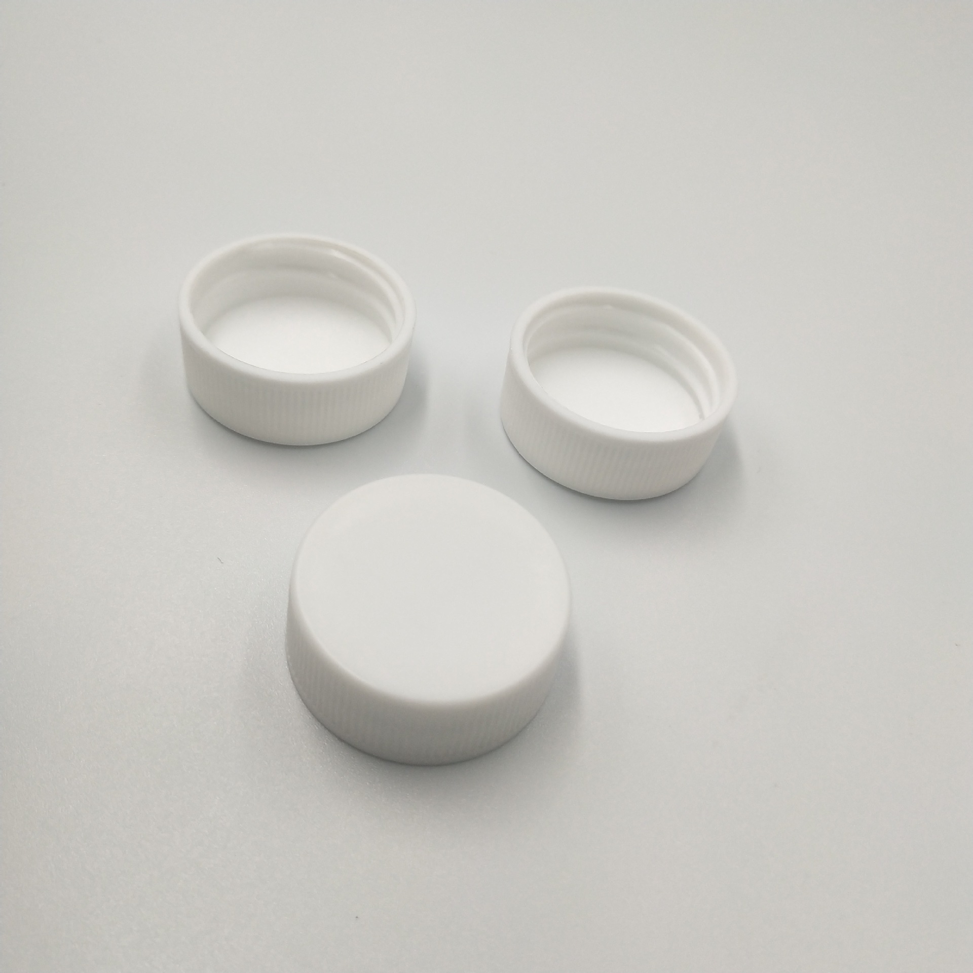 Picture of Cross-Border Manufacturer Supplies 28/400 White Lace Plastic Cover Pp Screw Cap Sealing Cap Pouring Thread Screw Cap