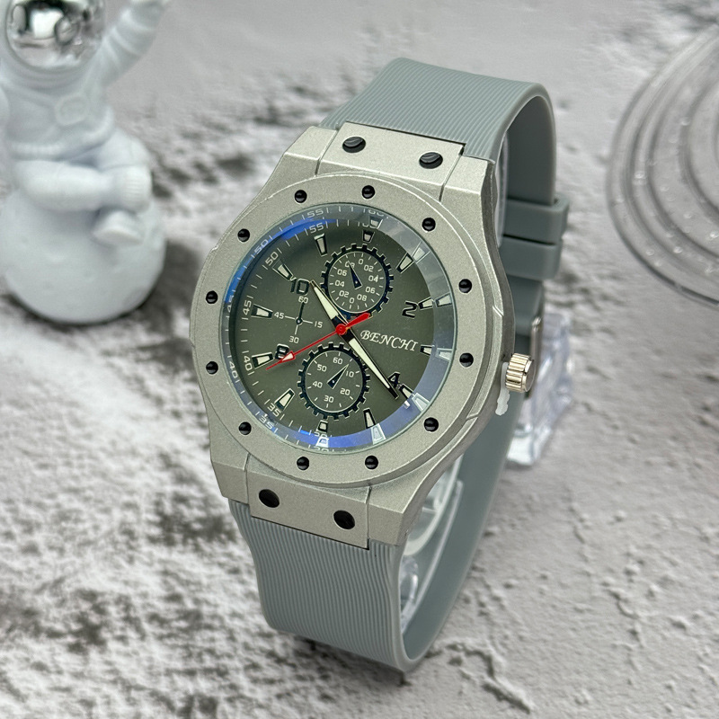 Picture of Cross-border foreign trade new fashion men's watch blue silicone strap casual sports quartz watch men wholesale