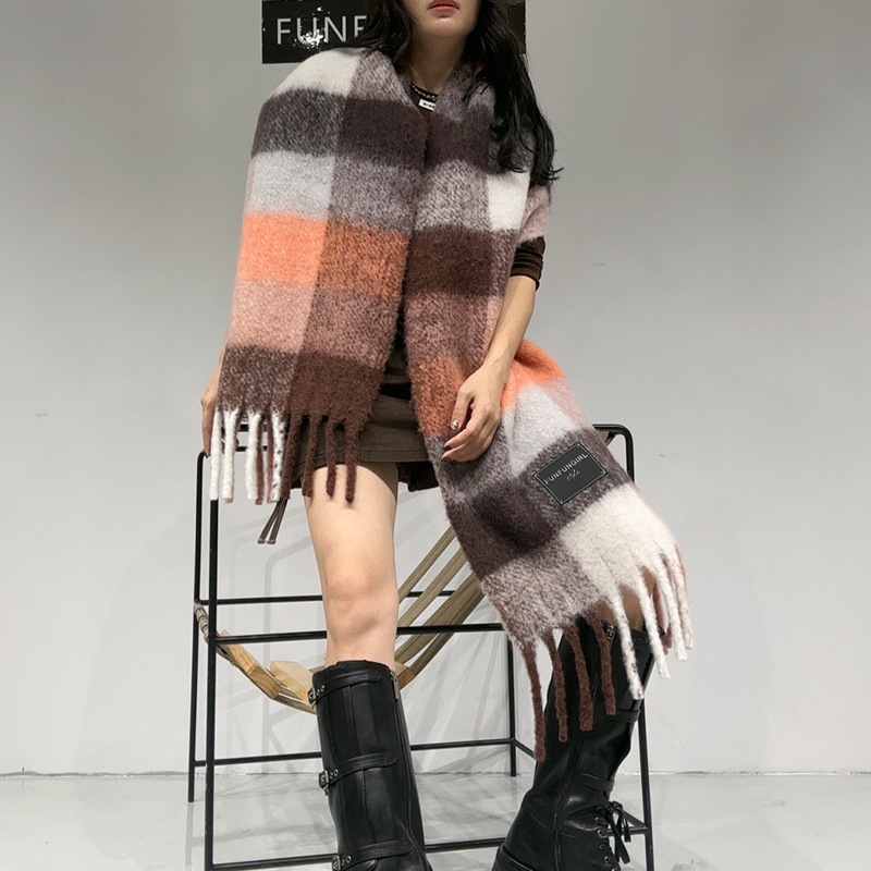 Niche Design Sense Wool Plaid Contrast Color Scarf Women's Autumn and Winter Warm Neck Explosion High-end Sense Tassel Shawl