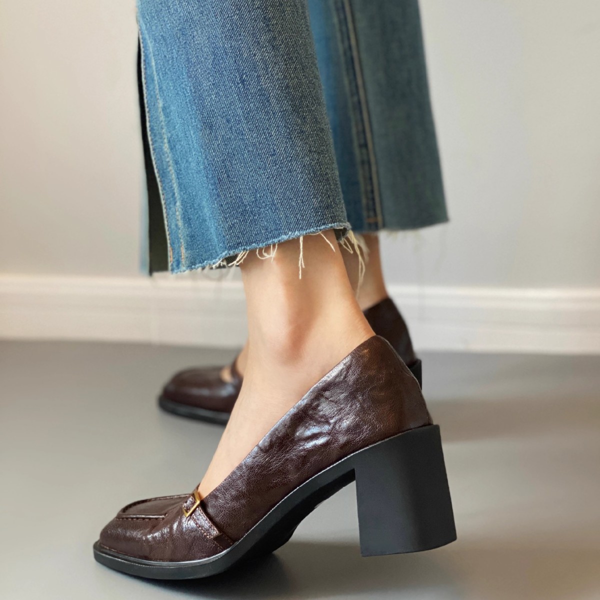 Picture of Quiet High-heeled Small Leather Shoes Women's Brown Retro French High Heels 2025 New Commuter Style Thick-heeled Shoes