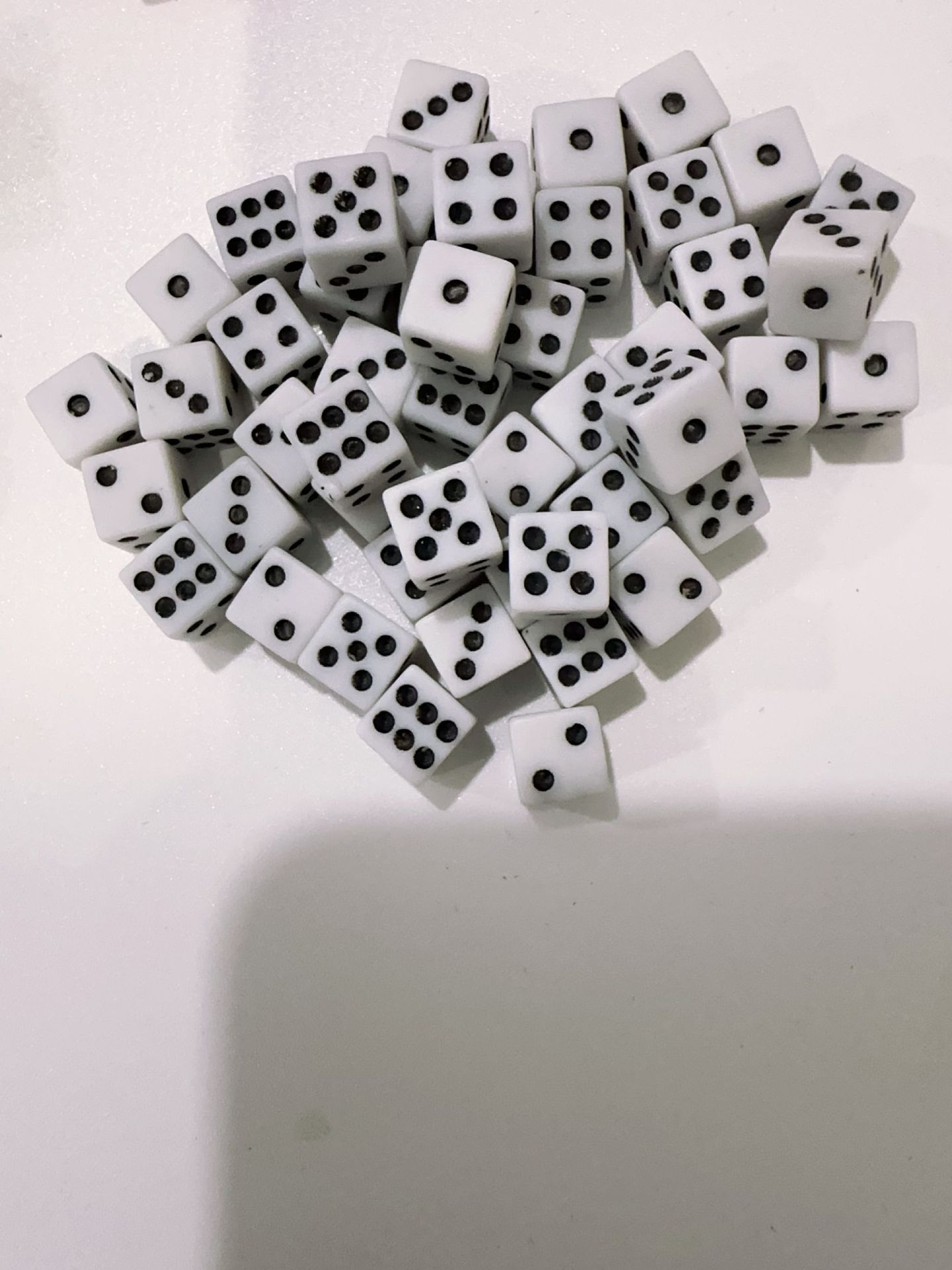 Picture of Yiwu Dege leisure and entertainment supplies direct 8mm new color and 8mm white ordinary color dice