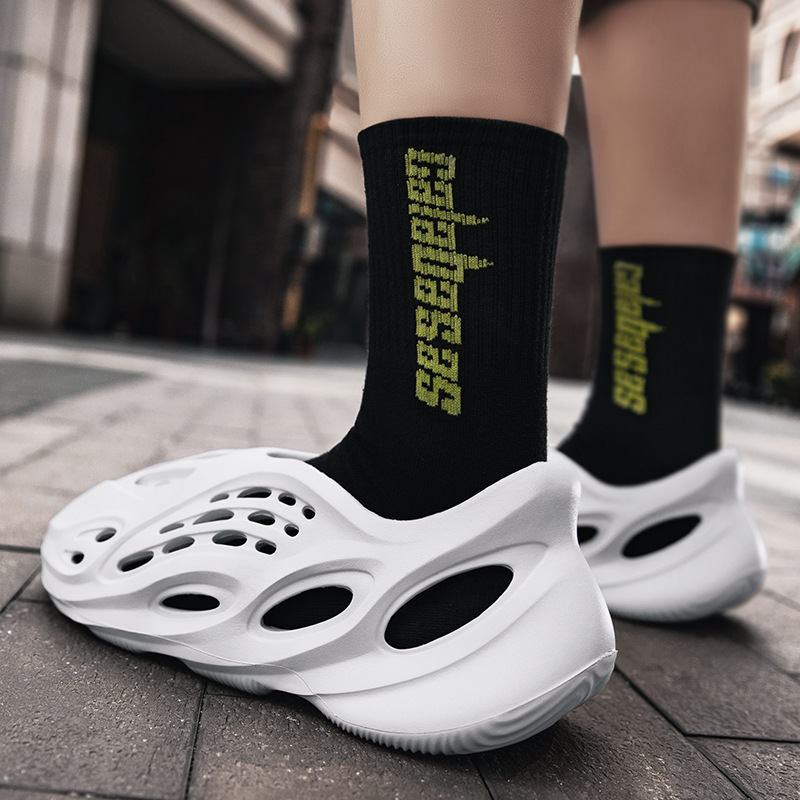 Picture of 2828 Men's Coconut Hole Shoes Men's Lightweight Sandals Youth Beach Shoes Men's Korean Style Fashionable Distinctive Sandals