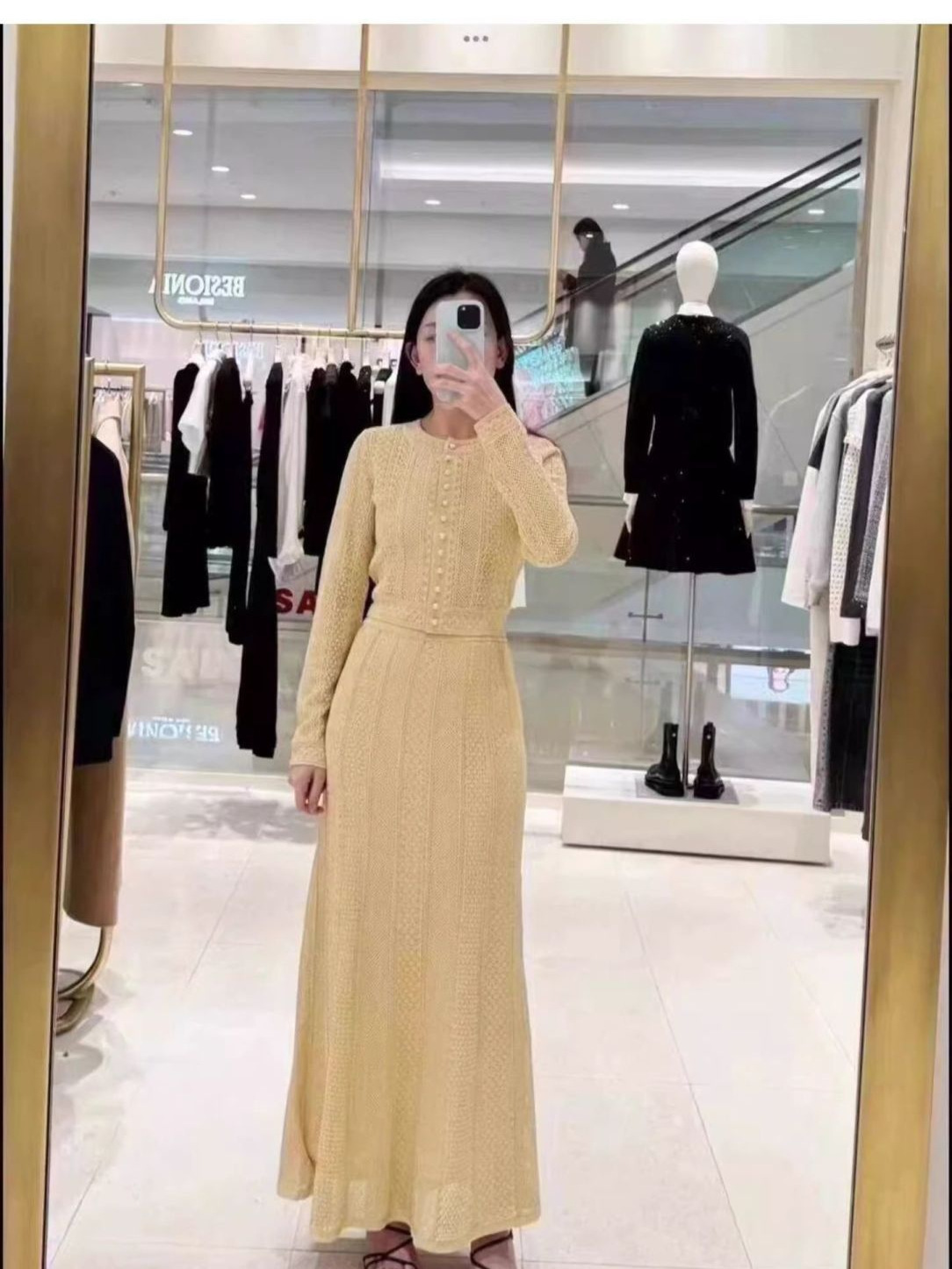 2025 French Golden Cut Out Pattern Unique Design Knitted Cardigan Half-Length Skirt French Gentle Suit