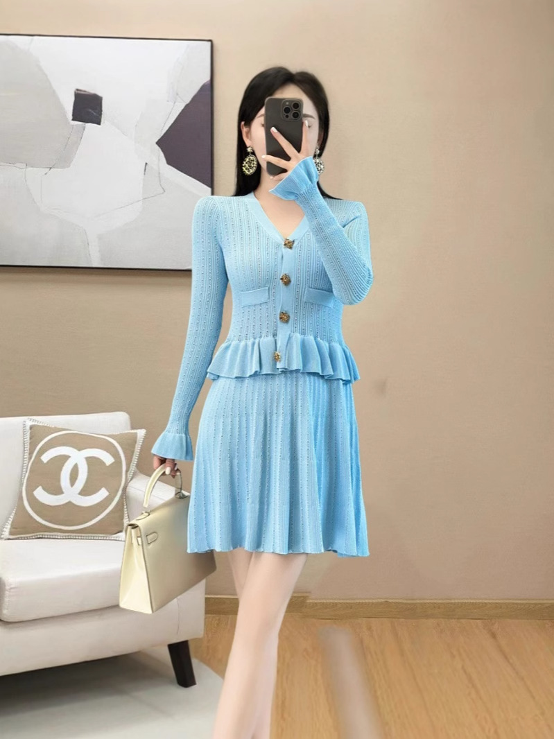French Elegant and Western-style Ruffled Stitching Horn Long-sleeve V-neck Knitted dress European and American Women's New Autumn and Winter