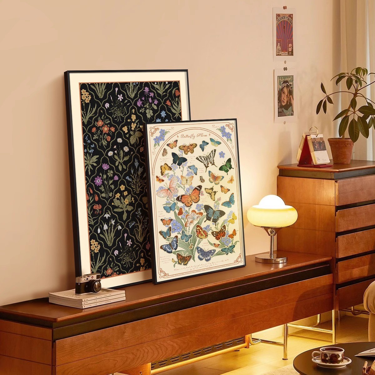 French Retro High-end Butterfly Decorative Painting Antique Living Room Bedroom Nightstand Bucket Cabinet Desktop Pendulum Painting Hanging Painting