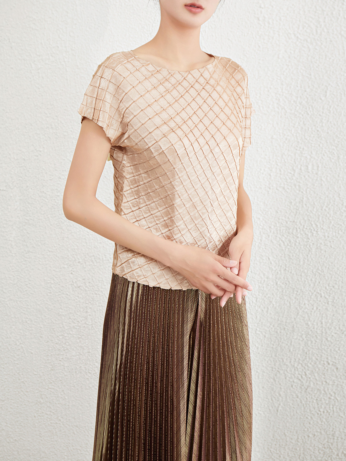 French Fashion Elegant T-shirt Women's 2024 Miyake New Design Niche plus size chubby girl Slim Pleated Top