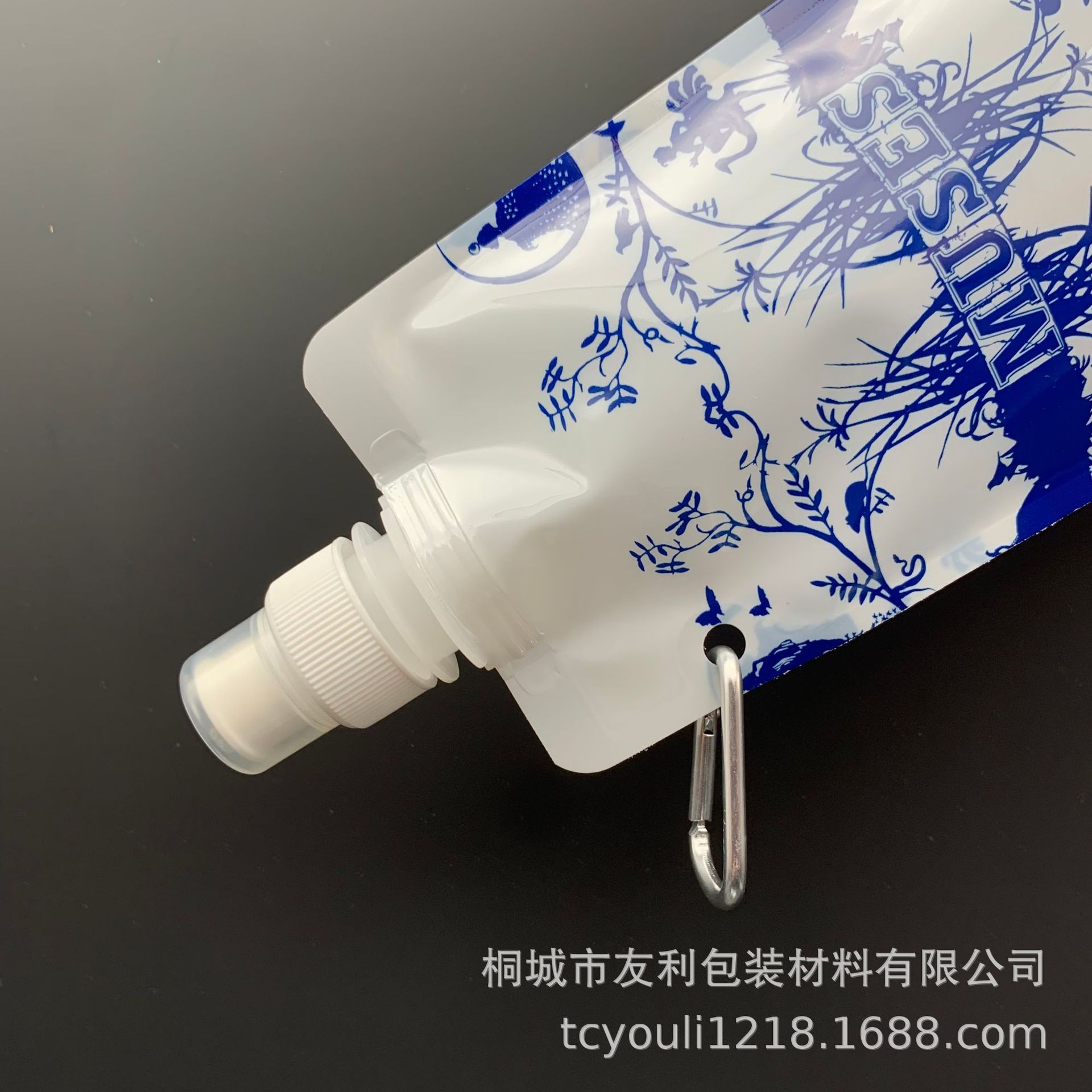 Picture of Customized Blue and White Porcelain Self-Standing Spout Bag, Outdoor Cycling Portable Foldableing Water Bag with Carabiner