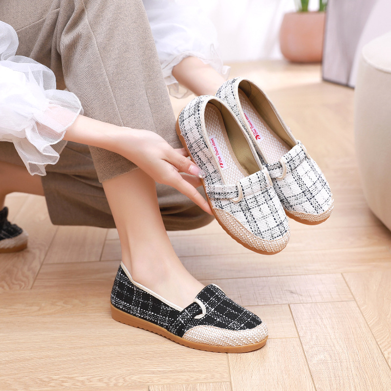 Picture of 25 Spring New Old Beijing Cloth Shoes, Non-Slip Tbottomon Soles, Comfortable Women's Shoes for Middle-Aged and Elderly Mothers, Casual Soft Soles
