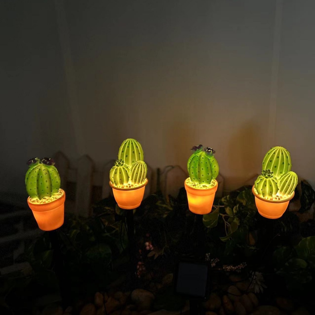 New outdoor plastic courtyard led solar pineapple simulation Cactus Cactus lawn landscape lamp