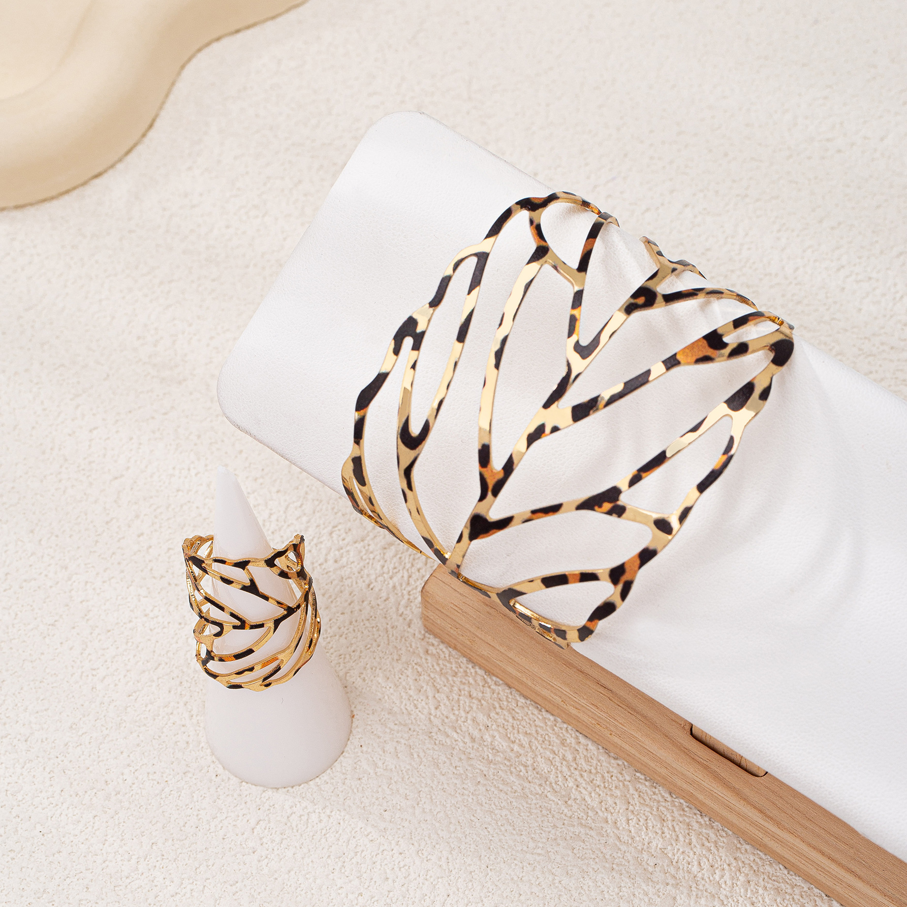 New Leopard Print Artistic Exaggerated Personalized Leaf Bracelet and One Leopard Print Elegant Retro Leaf Ring Women's Suit