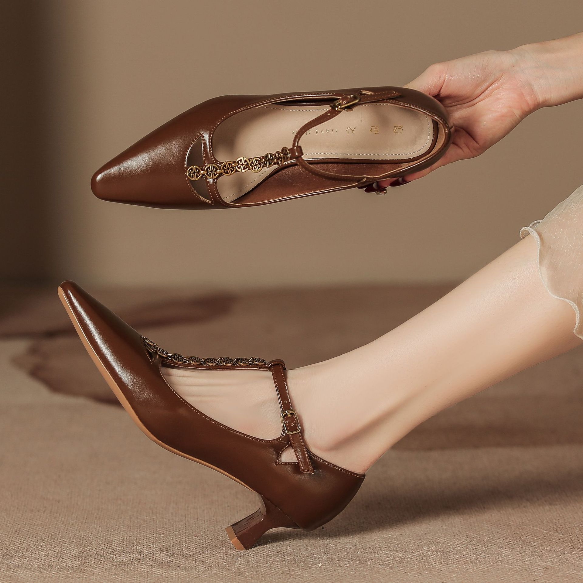 H686-1 Shallow Mouth Summer High Heels High-end Sense Retro Mary Jane Point Toe Women's Shoes New Low Heel Daily Shoes