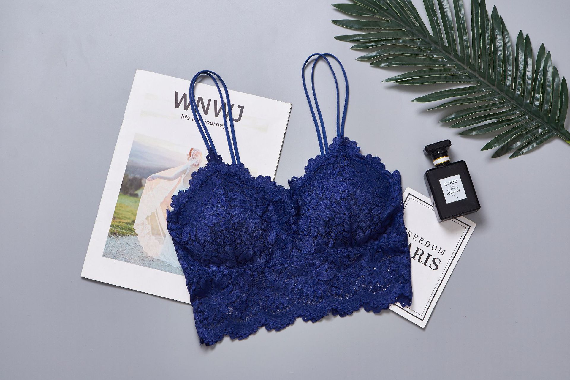 Picture of Cross-Border Large Size Lace Suspender Tube Top for Women with Breast Pads and Spaghetti Straps, Beautiful Back Intimates, Chest-Wrapped Top That Can Be Worn Outside