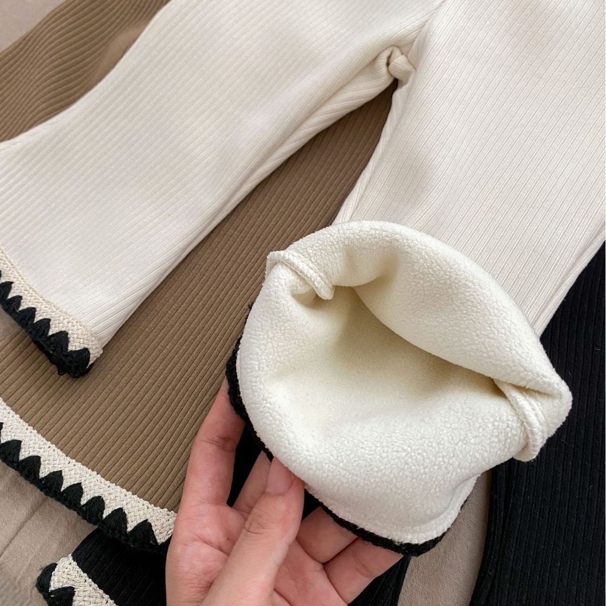 Picture of Autumn and Winter Trendy Girls' Velvet Pants for Baby Girls Pure Color Pit Lace Bell-Bottom Pants Thickeneded Warm Outer Pants