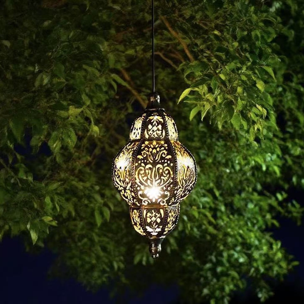 Baroque cross-border European and American style courtyard lamp, solar iron wrought Baroque hollow homestay artistic atmosphere projection lamp