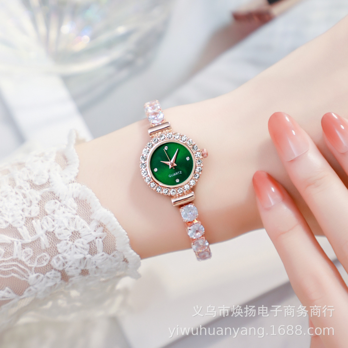 Picture of New Fashionable Large Diamond Bracelet Watch, Elegant and Elegant Women's Watch, Round Small Dial Quartz Watch, High-End Women's Watch